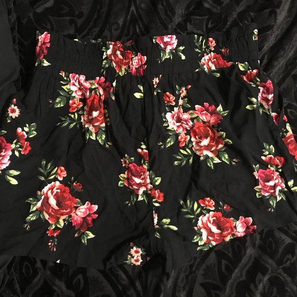 Black short with tie around the waist to tighten - Picture 3 of 3